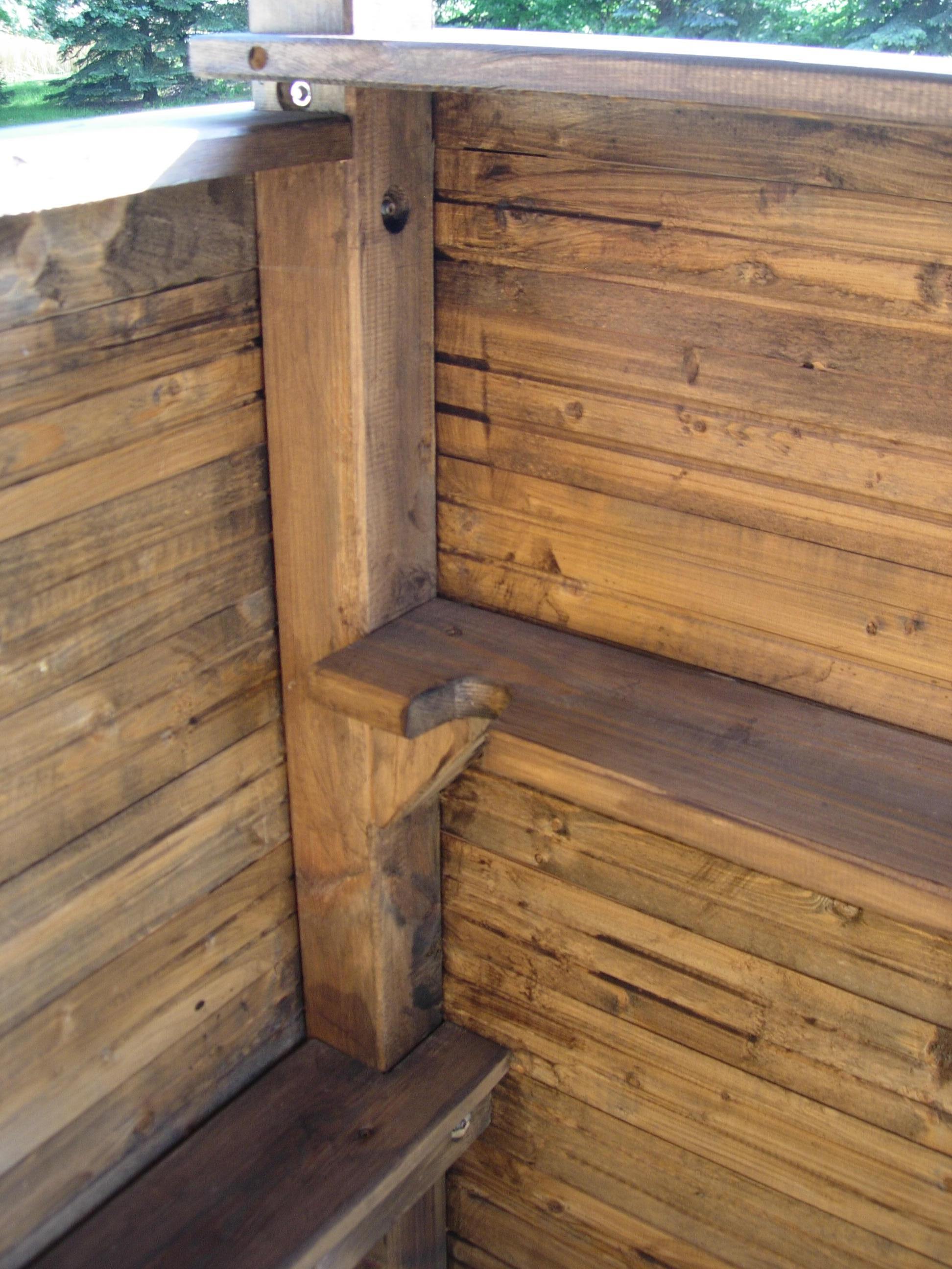 Ablagebrett auf der linken Seite, Ablagebrett im Frontbereich mit ausgespartem Gewehrhalter.