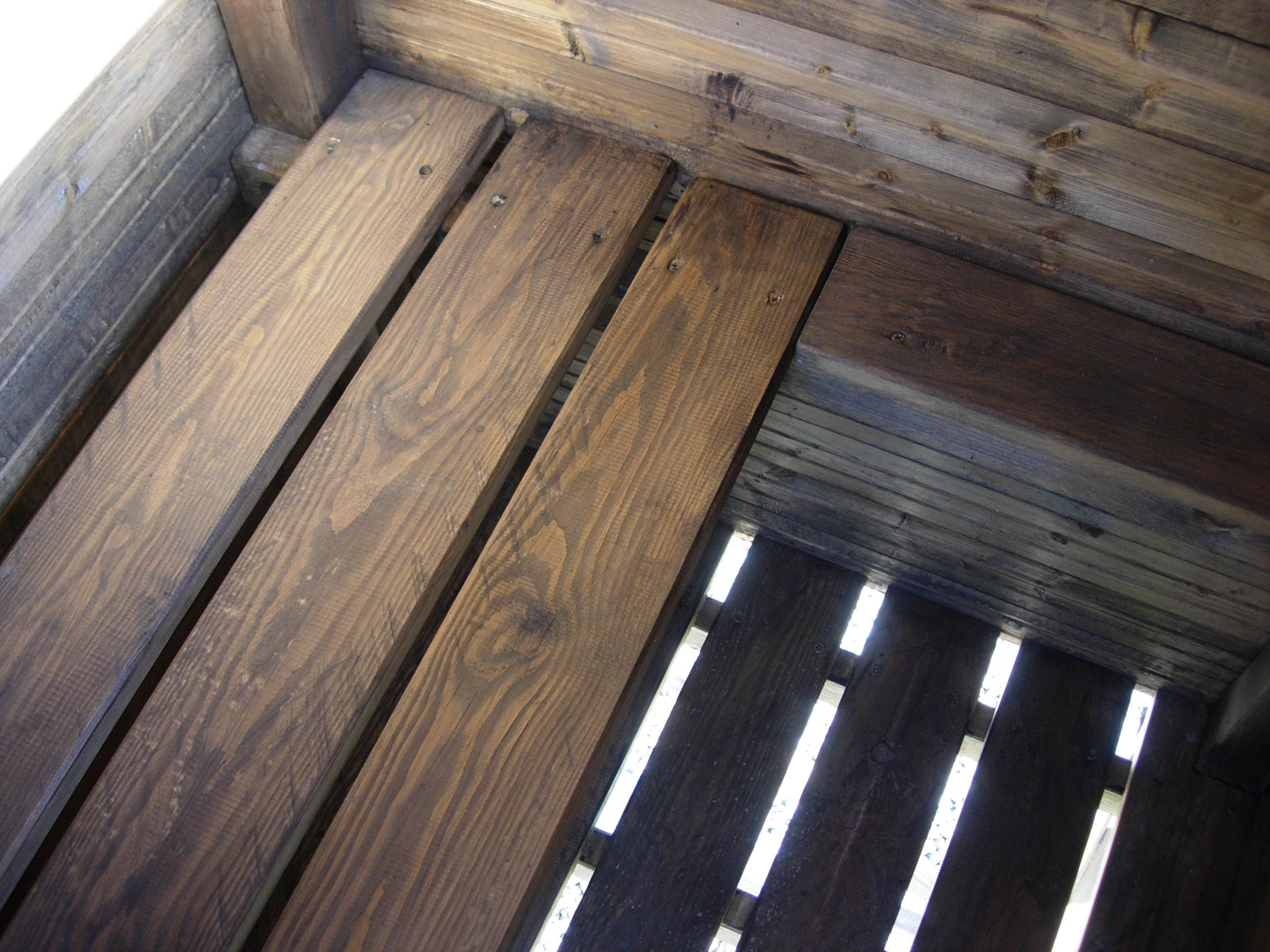 Fest installiertes Sitzbrett, seitliches Ablagebrett links und Fu&szlig;boden-Draufsicht.