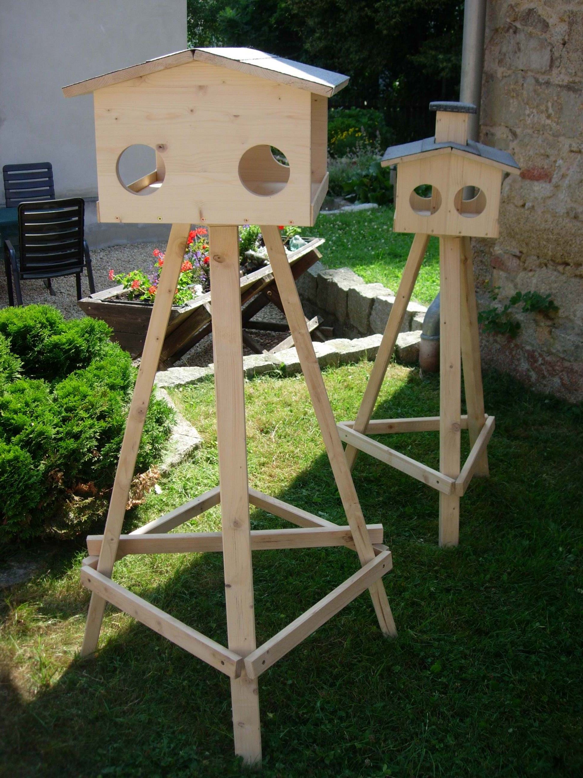 Futterhaus auf St&auml;nder. Hergestellt aus nichtbehandelten Fichten-/Kiefernholz. Materialst&auml;rke 20-22 mm. Verbindungen verschraubt. Satteldach mit besandeter Dachpappe. Hauptseite offen mit Futterrutschsicherung. Giebelanflugl&ouml;cher 90 mm. Abmessungen (cm): Futterhaus klein=B30/T30/H26, Futterhaus mittel=B40/T40/H32, Futterhaus gro&szlig;=B50/T50/H28. Bei Containereinsatz ist H=+7.
St&auml;nderh&ouml;he: 3-Bein 97 / 4-Bein 117. Andere H&ouml;henma&szlig;e auf Anfrage m&ouml;glich.