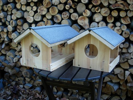 Futterhaus. Hergestellt aus nichtbehandelten Fichten- bzw. Kiefernholz. Materialst&auml;rke 20-22 mm. Verbindungen verschraubt. Satteldach mit besandeter Dachpappe zum Schutz. Hauptzugang mit Futterrutschsicherung. Giebeleinflugloch 90 mm. Abmessungen: Futterhaus klein= B20/T25/H23, Futterhaus mittel=B22/T34/H23.
