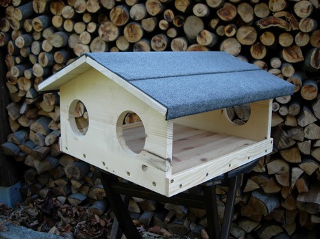 Futterhaus. Hergestellt aus nichtbehandelten Fichten- bzw. Kifernholz. Materialst&auml;rke 20-22 mm. Verbindungen verschraubt. Satteldach mit besandeter Dachpappe zum Schutz. Hauptzugang mit Futterrutschsicherung. Giebeleinflugl&ouml;cher 90 mm. Abmessungen: B42/T42/H27.