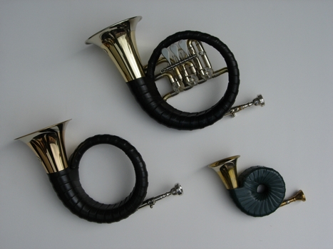 Zum Vergleich - oben, Ventilhorn / links Plesshorn / rechts  Taschenhorn