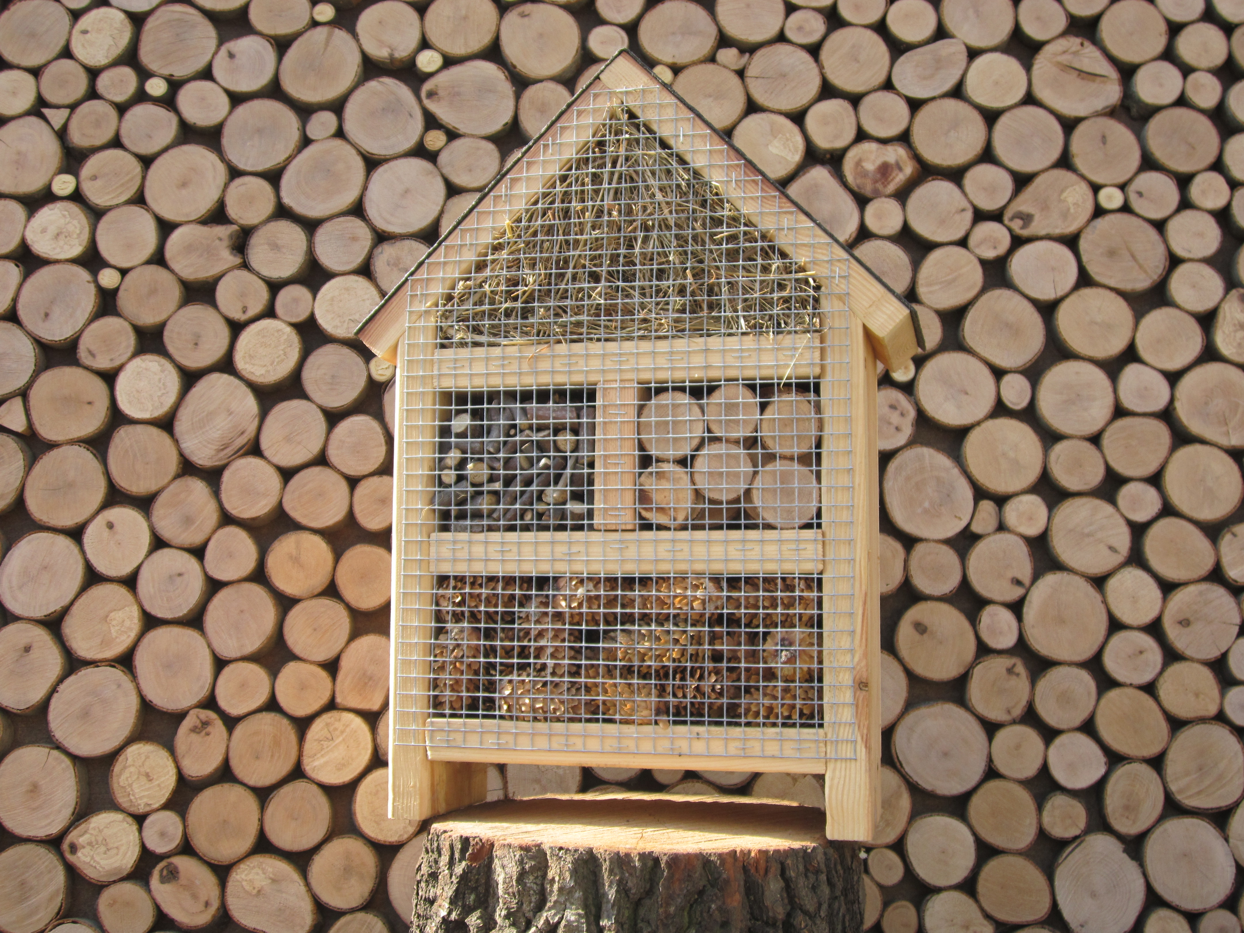 Insektenhotel -Deluxe. F&uuml;r alle Insekten-N&uuml;tzlinge. Unbehandeltes Fichten-/Kiefernholz, Materialst&auml;rke 20-23 mm. Verbindungen verschraubt. Satteldach mit besandeter Dachpappe als Schutz. Vorderfront mit verzinkten Draht ausgestattet. Die Insektenhotels k&ouml;nnen stehend aufgestellt, oder auch h&auml;ngend montiert werden. Drei verschiedene Gr&ouml;&szlig;en werden von uns angeboten.