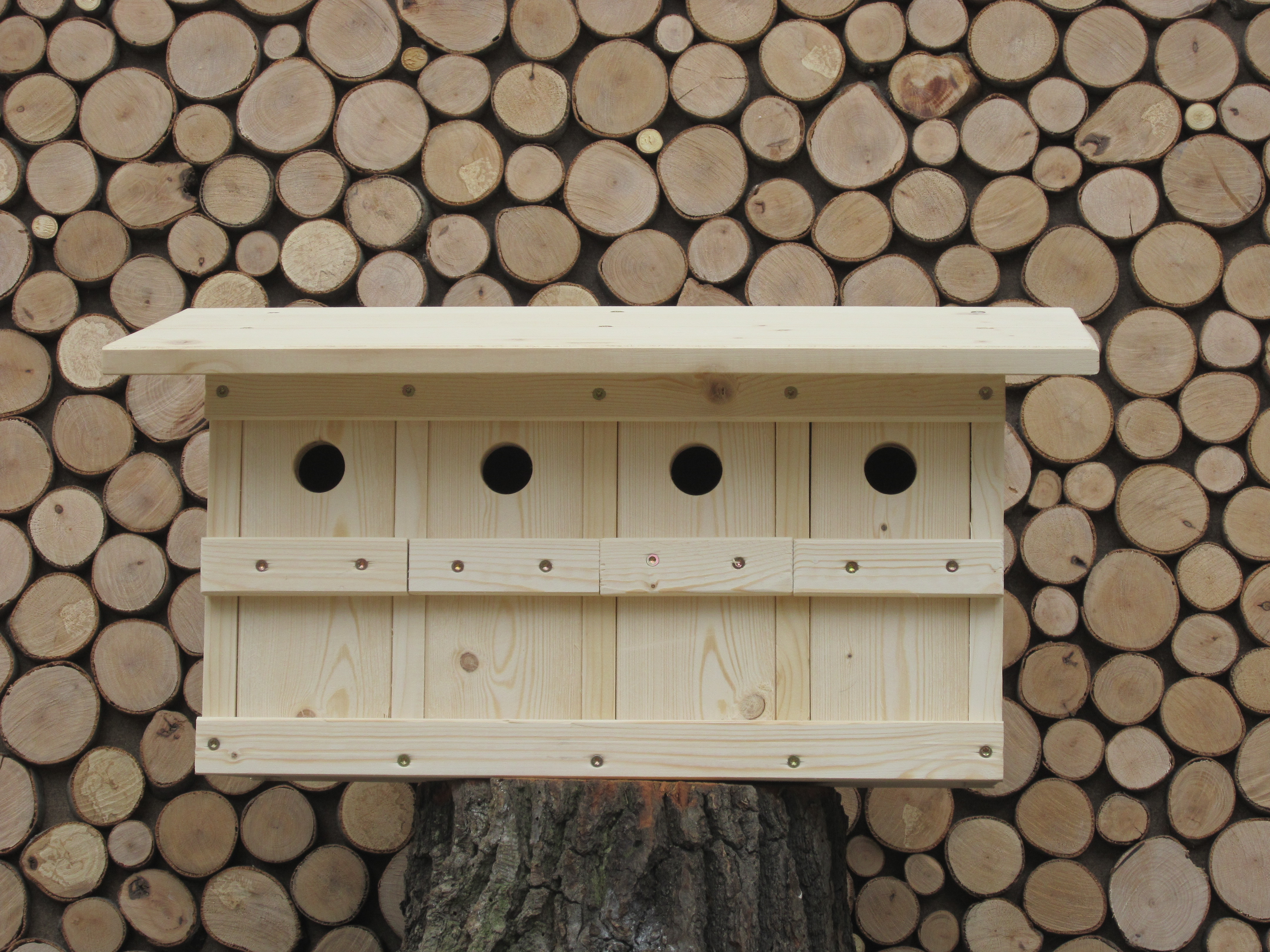 Kolonie-Nisthilfe ausschlie&szlig;lich f&uuml;r Haussperlinge als H&ouml;hlenbr&uuml;ter. Unbehandeltes Fichtenholz, Materialst&auml;rke 20-22 mm. Verbindungen verschraubt. Einflugloch 30-32 mm. Die Einflugseite ist ohne Werkzeug zu &ouml;ffnen.
