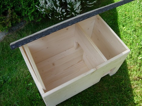 Igel-&Uuml;berwinterungskasten. Draufsicht, ge&ouml;ffnet. Das Pultdach ist mit zwei Scharnieren an der Hinterseite befestigt und kann zur Reinigung (unbedingt im Fr&uuml;hjahr notwendig) aufgeklappt werden und mittels des angebrachten Feststellers fixiert werden. Abmessungen:  Au&szlig;enkasten=B58/T36/H37, Innenraumma&szlig; Ruheraum= B38/T33/H28. 