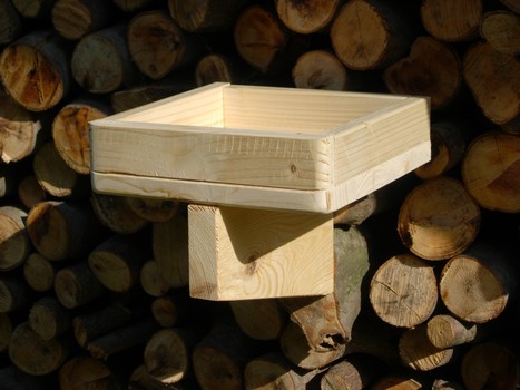 Nisthilfe f&uuml;r Rauchschwalben. Hergestellt aus nichtbehandelten Fichten-/Kiefernholz. Materialst&auml;rke 20-25 mm. Verbindungen verschraubt. Abmessungen B20/T20/H18.