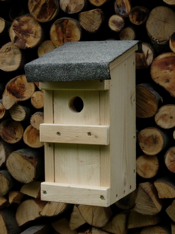 Nisthilfe f&uuml;r H&ouml;hlenbr&uuml;ter. Unbehandeltes Fichtenholz, Materialst&auml;rke 20-22 mm. Verbindungen verschraubt. Einflugloch 24-35 mm, je nach Vogelart und Wunsch. Die Einflugseite ist ohne Werkzeug zu &ouml;ffnen. Sie erhalten f&uuml;r 3,- &euro; Preisaufschlag ein zweites Einflugbrett zum Wechsel.
Starenk&auml;sten sind baugleich, jedoch in den Abmessungen gr&ouml;&szlig;er und haben ein Einflugloch von 45 mm.
