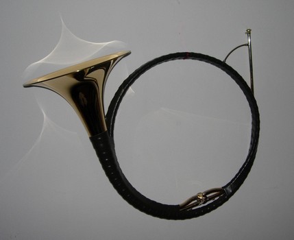 Parforce-Horn in Stimmung B und Umschaltung auf Stimmung Es. Goldmessing mit Lederumwicklung 