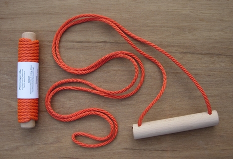 Wildbergehilfe. Handgriff massives Buchenrundholz 30 mm. L&auml;nge des Handgriffs 200 mm (Standard). Schleppseil 6 mm stark, 3000 mm L&auml;nge &uuml;ber alles. Material Polyethylen (PE).
Sondergr&ouml;&szlig;en k&ouml;nnen auf Anfrage hergestellt werden.